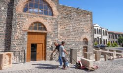 Diyarbakır'da tarihi mezar kapağı iş makinesinin kepçesine takıldı