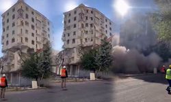 Diyarbakır'daki ağır hasarlı bina tek dokunuşta yıkıldı