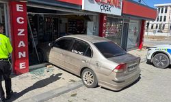 El freni çekilmeyen araç eczaneye girdi