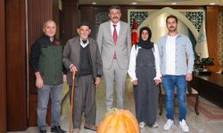 Hakkârili çiftçiden rekor: 50,5 kilo ağırlığında dev bal kabağı yetiştirdi