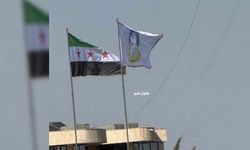 Irak Kürtlerine açılan sınır kapısında Özerk yönetim ile Suriye bayrağı göndere çekildi