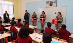 Diyarbakır'da jandarmadan çocuklara "Cumhuriyet Bayramı" sürprizi