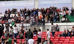 Koma Amed Amedspor maçında, tribünler şarkılarıyla coşuyor