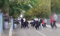 O anlar kamerada! Kız meselesi sebebiyle darp ettikleri gencin çenesini kırdırlar