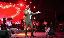 Ünlü sanatçı "Diyarbakır Kültür Yolu Festivali"nde sevenleriyle buluştu