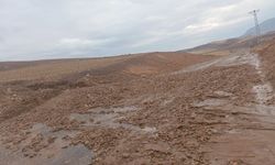 Yağışla birlikte oluşan heyelan yola aktı