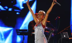 Yıldız Tilbe Sahneyi Yıktı Geçti! Peruğunu Çıkarıp Halay Çekti