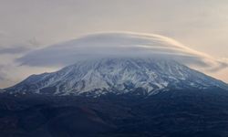 Ağrı Dağı tepesine bulut şapkası