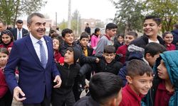 Bakan Yusuf Tekin, Diyarbakır'da yol güzergahında bir okula uğradı