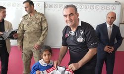 Beşiktaş Kulübü üyeleri, Mardin'de öğrencilere forma hediye etti