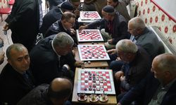 Bu çay ocağında sadece dama oynanıyor