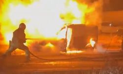 Diyarbakır'da seyir halindeki araç alev topuna döndü