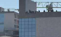 Diyarbakır’da şok olay! İşçiler toplu intihar için çatıya çıktı