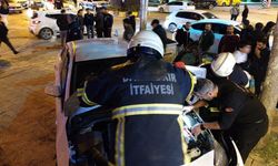 Diyarbakır’da otomobil iş yeri merdivenine çarptı: 4 yaralı