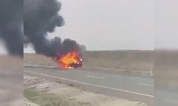 Diyarbakır Lice'de seyir halindeki otomobil alev topuna döndü