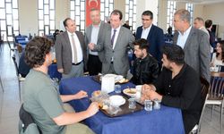 Diyarbakır’da rektör, yemekhanede öğrencilerin taleplerini dinledi