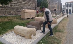 Diyarbakır’da 90 yıl sonra dedelerinin mezar taşına kavuştular