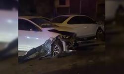 Diyarbakır’da ehliyetsiz sürücü park halindeki araçlara çarptı: 1 yaralı