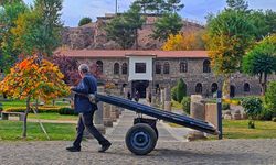 Diyarbakır’da sırtındaki yükle tarihe derin bakışlar