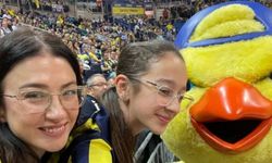 Eşref Rüya Oyuncusu Ceren Benderlioğlu Ve Kızının Maç Heyecanı!