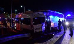 Fabrika işçilerini taşıyan otobüs ile minibüs çarpıştı:13 yaralı