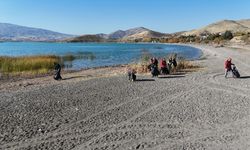 Hazar Gölü’nde 10 ton çöp toplandı