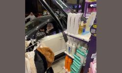 Diyarbakır’da kadın sürücü aracıyla kozmetik mağazasına daldı