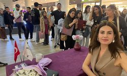 Kürt sanatçı Rewşan, plak imza gününde hayranlarıyla buluştu