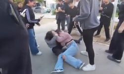 Ortaokullu kızlar kavga etti, arkadaşları video çekti
