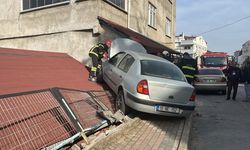Otomobil evin çatısına çıktı