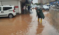 Diyarbakır Silvan’da sağanak yağış yolları göle çevirdi
