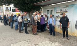 Yoksulluğun fotoğrafı: Ekmek fiyatı yarı düştü metrelerce kuyruk oluştu