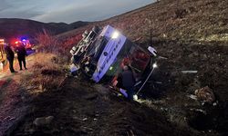 Yolcu otobüsü şarampole devrildi: 2 ölü, 21 yaralı
