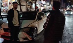 Seyir halindeki otomobil alev aldı