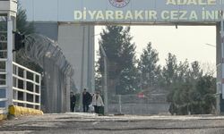 Diyarbakır’da 11'inci yargı paketi heyecanı ; Aileler cezaevi önünde toplandı