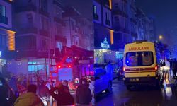 Cinnet getiren şahıs, evinin eşyalarını sokağa fırlattı