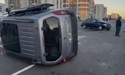 Diyarbakır'da araç yan yattı, 2 kişi yaralandı
