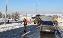Diyarbakır’da buzlanma nedeniyle tır yoldan çıktı