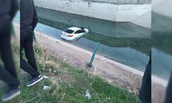 Diyarbakır'da otomobil su kanalına uçtu