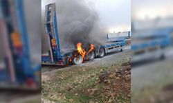 Diyarbakır'da seyir halindeki tır alev aldı
