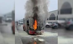 Halk otobüsü alev alev yandı, yolcular son anda kurtuldu