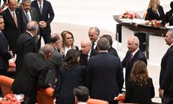 Her şey, Bahçeli’nin DEM Parti Eş Genel Başkanlarının elini sıkmasıyla başladı