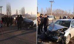 Kamyon ile otomobil kafa kafaya çarpıştı