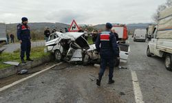 Kamyona çarpan otomobil hurdaya döndü: 1 ölü, 2 yaralı