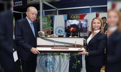 Kadın Başkan, Cumhurbaşkanı Erdoğan'a kılıç hediye etti