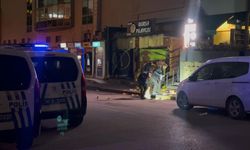 Silahlı kişiler kafeyi bastı ortalık kan gölüne döndü: 1'i ağır 4 yaralı