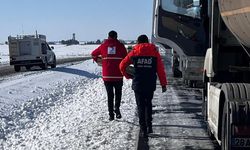 Kızılay'dan yolda kalan tır şoförlerine sıcak yemek