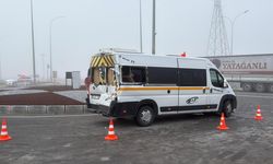 Lise öğrencilerini taşıyan servis aracı tır ile çarpıştı: 20 yaral