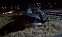 Hemzemin geçitte tren otomobile çarptı: 5 yaralı