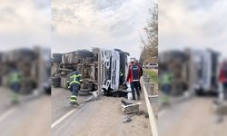 Akaryakıt yüklü TIR yan yattı, sürücüsü yaralandı